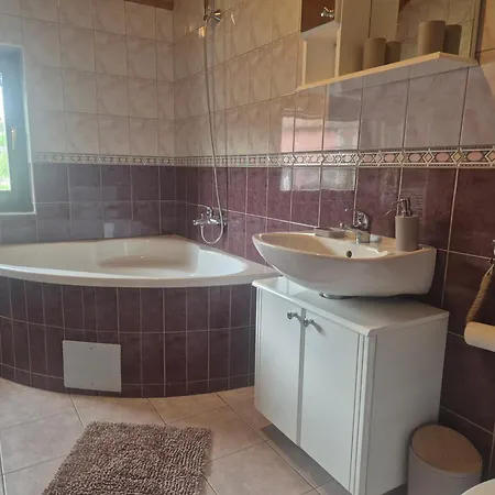 Bella Home! A Piece Of Countryside, Nature But Close To Center Of ! Garage ! 4 Bedrooms *